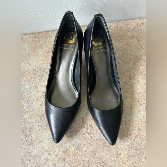 Monet Designed in Italy Black Leather Pumps in like new condition size 6 - Picture 5 of 7